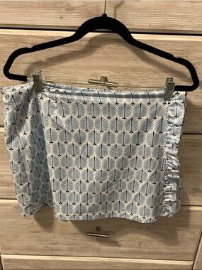 Smith & Quinn women’s golf skort  ruffled side.